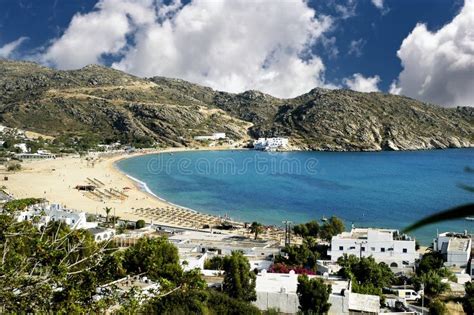 Vista panoramica della spiaggia di Mylopotas a Ios