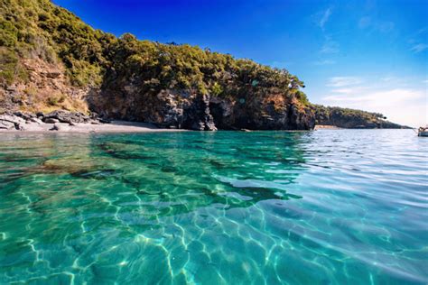 Vista di una baia con acque cristalline nel Cilento