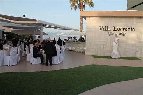 Coppia felice che festeggia il matrimonio a Villa Lucrezio