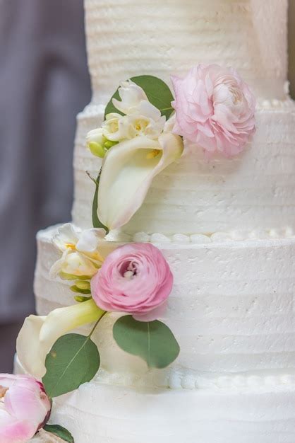 Primo piano di una torta nuziale decorata con ghiaccia reale