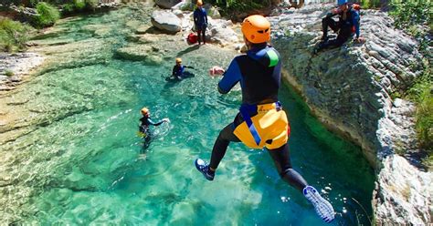 Gruppo che pratica torrentismo in un canyon