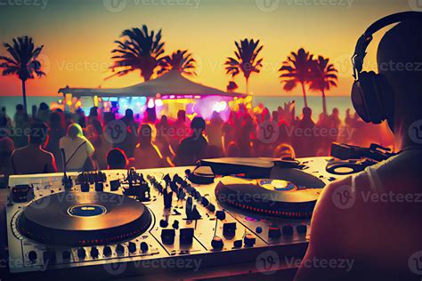 Folla a un beach party a Ibiza con DJ