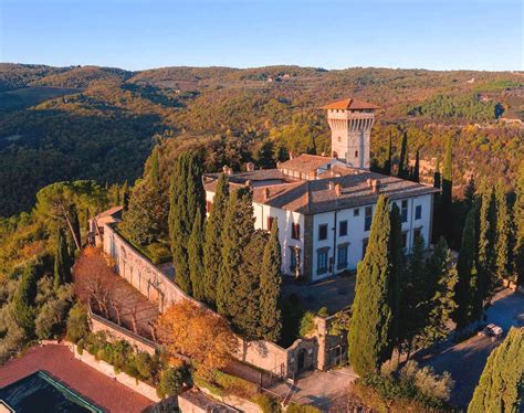 Castello di Vicchiomaggio con vista sulle colline del Chianti