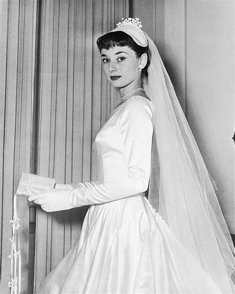 Audrey Hepburn con il suo primo abito da sposa disegnato per lei dalle sorelle Fontana di Roma