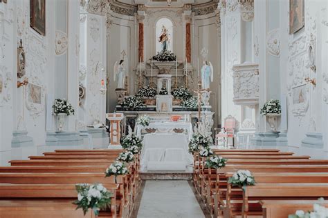 Addobbi floreali sobri in chiesa