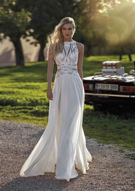 Esempi di abiti da sposa con cut out strategici