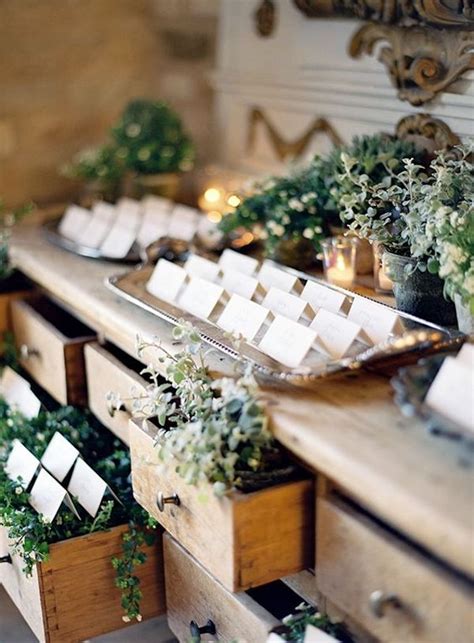 Esempio di tableau de mariage con escort card creative
