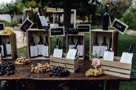 Tableau de mariage a tema vino con bottiglie e tappi di sughero