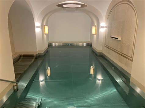 Interno di una spa di lusso con elementi architettonici antichi