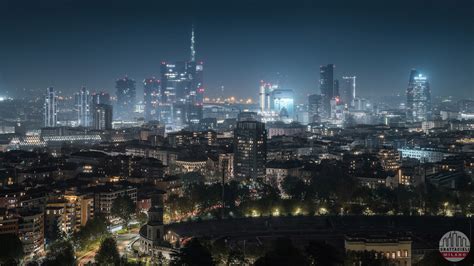 Skyline di Milano di notte con luci scintillanti