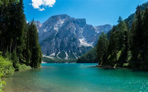 Paesaggio montano del Trentino-Alto Adige con un fiume