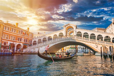 Gondola che naviga su un canale di Venezia