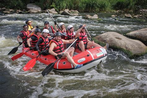 Gruppo di amiche che fanno rafting su un fiume