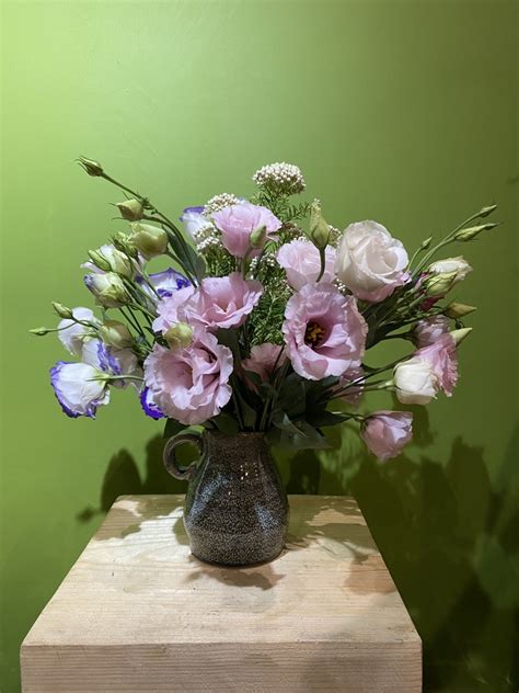 Composizione di lisianthus di vari colori