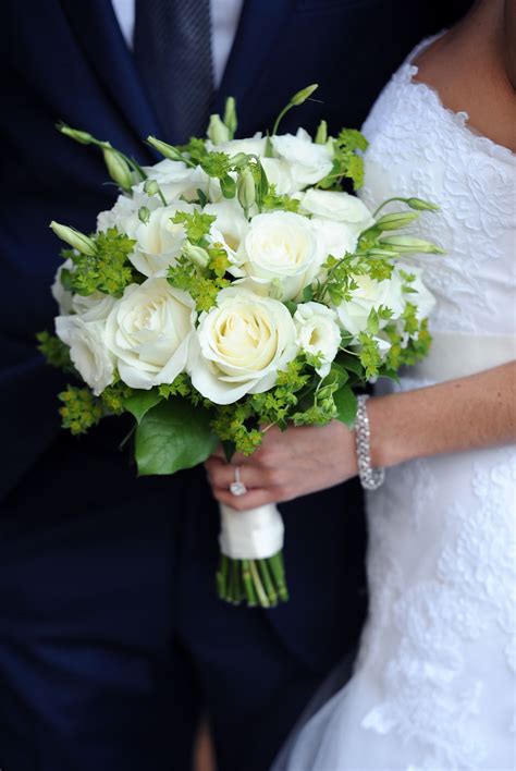 Bouquet da sposa con lisianthus e rose bianche