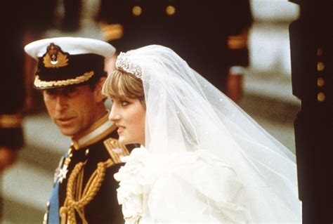 Lady Diana Spencer arriva alla Cattedrale di St Paul con lo strascico dell'abito che le scorre dietro