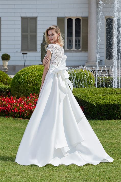 Diverse opzioni di abiti da sposa convertibili con dettagli rimovibili