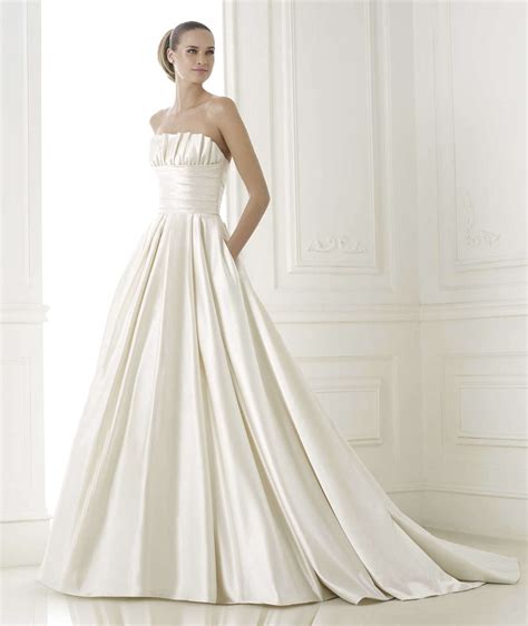 Esempi di abiti da sposa con tasche discretamente integrate