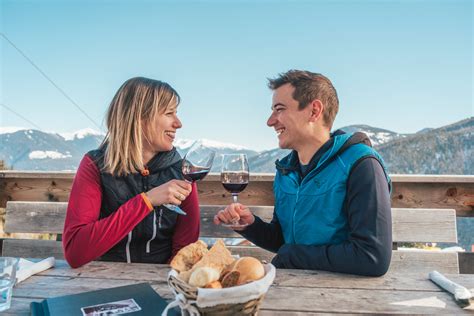 Coppia che brinda con vino Franciacorta durante un tour in bicicletta