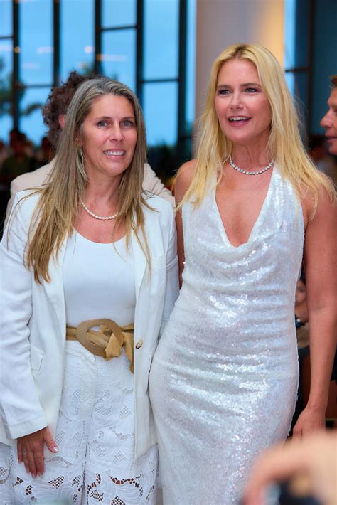 Famiglia Valeria Mazza in total white