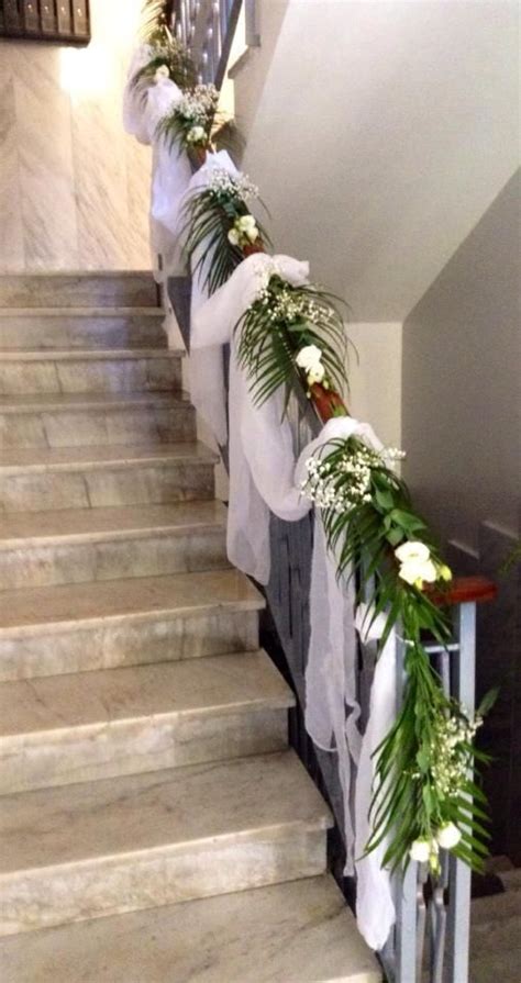 Decorazione scala matrimonio con fiori
