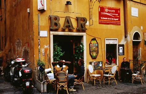 Interno di un bar tradizionale italiano