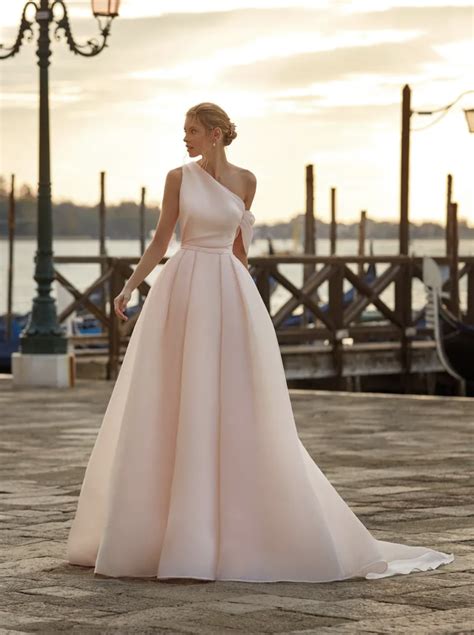 Abbinamento scarpe rosa cipria con abito da sposa avorio