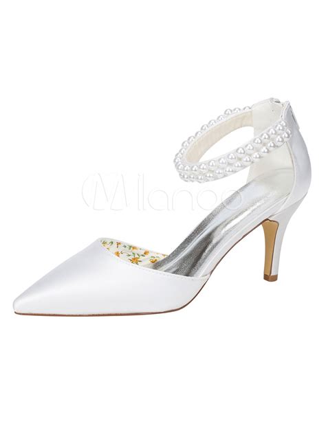Dettaglio di scarpe da sposa con cinturino alla caviglia