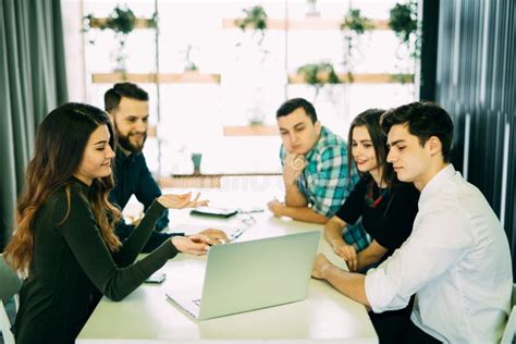 persone in un workshop che discutono