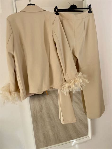 Dettaglio di un tailleur elegante con piume