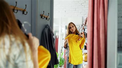 Ragazza che prova vestiti virtuali