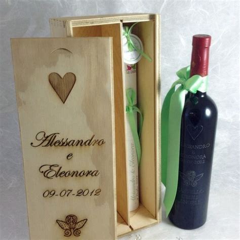 Set di bicchieri da vino in una scatola di legno personalizzata