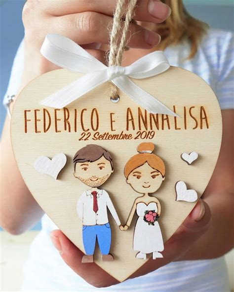 Coppia che riceve un regalo personalizzato in legno