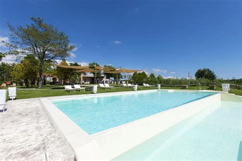 Piscina all'aperto dell'agriturismo FonteRossa