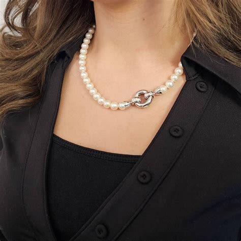 Collana di perle con chiusura in oro bianco