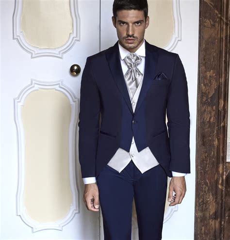 Modello di abito da sposo classico ed elegante.
