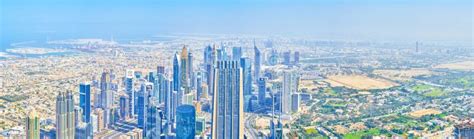 Panorama di Dubai con grattacieli moderni e il deserto sullo sfondo