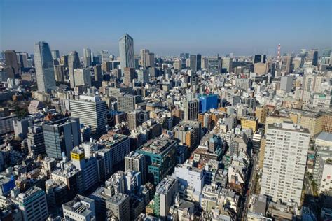 Vista aerea di Tokyo con un mix di edifici moderni e tradizionali