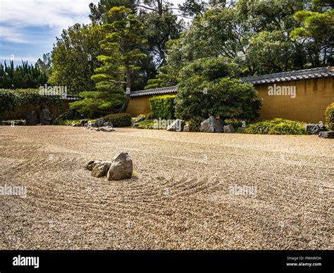 Giardino giapponese Zen con sabbia rastrellata e rocce