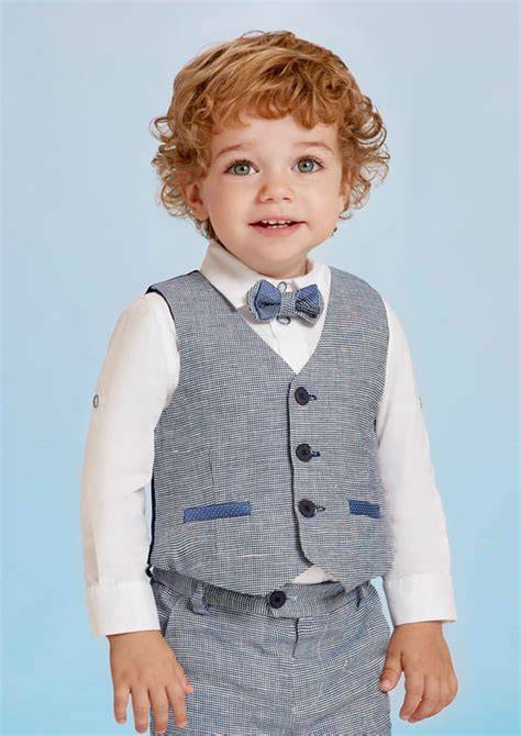 Bambini con abiti da damigella e paggetto