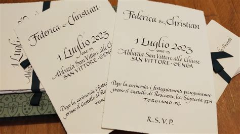 Design di partecipazioni di matrimonio con calligrafia a mano