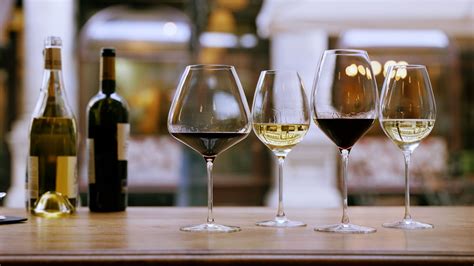 Calici di vino durante una degustazione