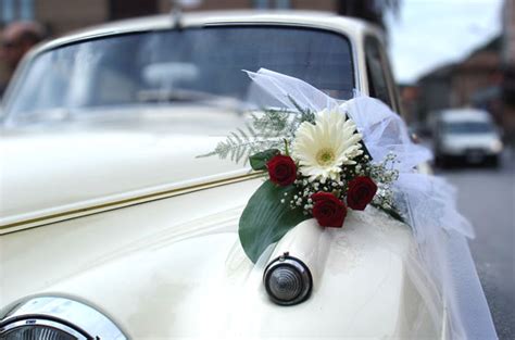 Auto d'epoca con decorazioni floreali per matrimonio