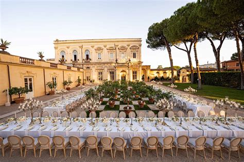 Immagine di un matrimonio di lusso con elementi americani