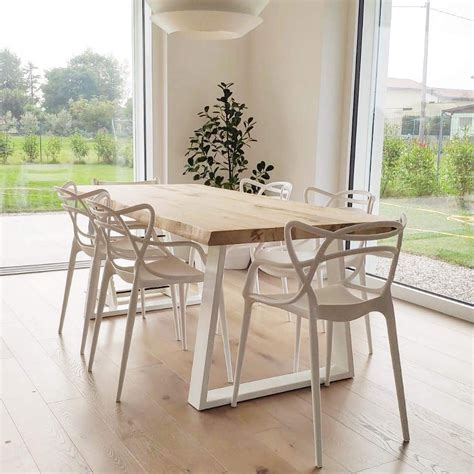 Tavolo da pranzo in legno con sedie in coordinato