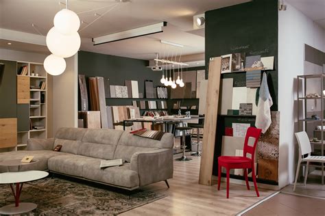 Interno di un negozio di arredamento con esposizione di oggetti per la casa