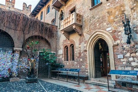 Cortile della Casa di Giulietta con il famoso balcone