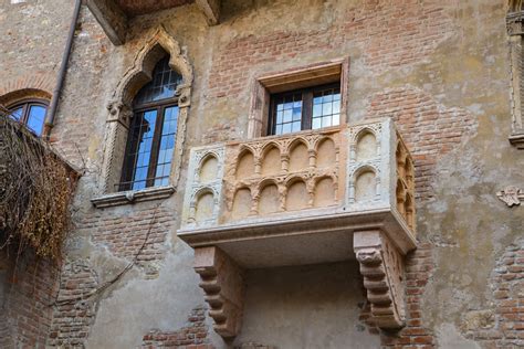 Coppia che si scambia promesse sul balcone di Giulietta