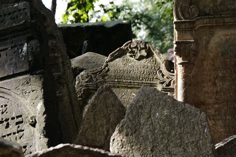 Un antico cimitero con tombe