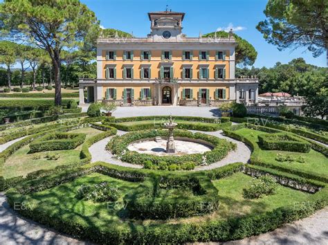 Veduta panoramica di Villa Italia con giardino